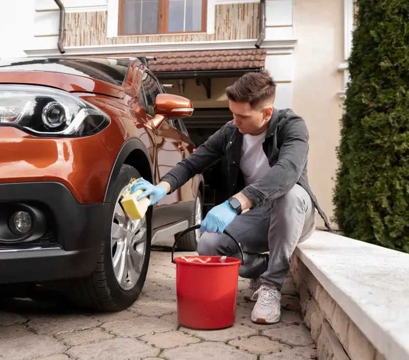 Lavage auto à domicile Saint-Arroumex : professionnel intervenant sur un véhicule